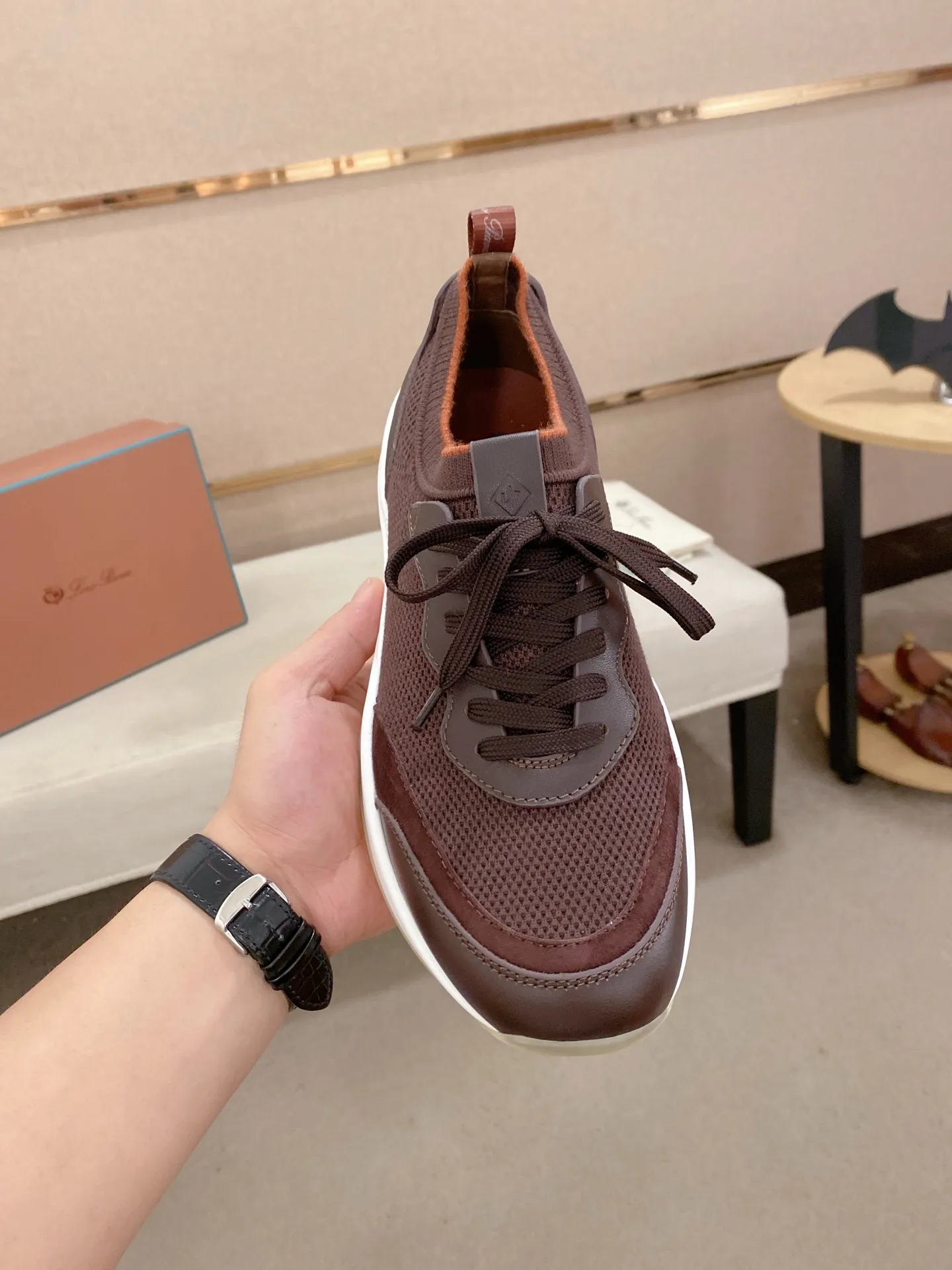 Men's shoes💰: 540💰🔥𝐥𝐨𝐫𝐨 𝐏𝐢𝐚𝐧𝐚 lp classic loafers, an Italian treasure brand, the only brand that can match Hermès! Only after wearing it do we realize that we can’t live up to our feet. The upper is made of imported first-layer cowhide with breathable fly-knit fabric, water-dyed cowhide foot pads, and the official original glass rubber outsole and pendant. Exclusive original packaging (tag ➕ brand paper ➕ outer box ➕ hand bag) code number: 38-44. Can be customized 45-46